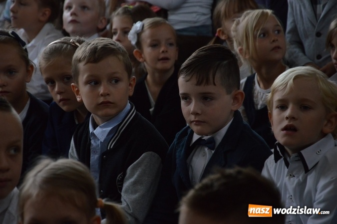 Zdjęcie w galerii na portalu naszwodzislaw.com: Inauguracja nowego roku szkolnego z prezydentem Mieczysławem Kiecą. Pierwszaki otrzymały tyty  wiadomości z regionu