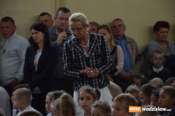 Zdjęcie w galerii na portalu naszwodzislaw.com: Inauguracja nowego roku szkolnego z prezydentem Mieczysławem Kiecą. Pierwszaki otrzymały tyty  wiadomości z regionu
