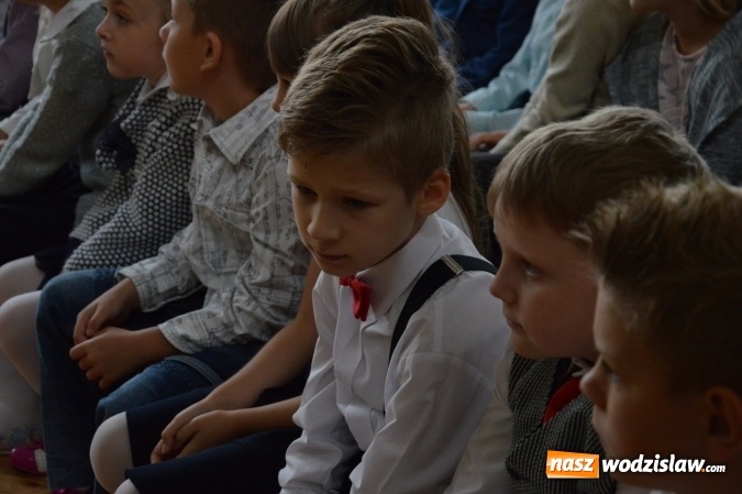 Zdjęcie w galerii na portalu naszwodzislaw.com: Inauguracja nowego roku szkolnego z prezydentem Mieczysławem Kiecą. Pierwszaki otrzymały tyty  wiadomości z regionu