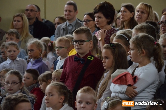 Zdjęcie w galerii na portalu naszwodzislaw.com: Inauguracja nowego roku szkolnego z prezydentem Mieczysławem Kiecą. Pierwszaki otrzymały tyty  wiadomości z regionu