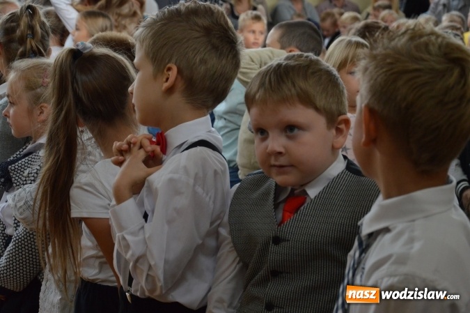 Zdjęcie w galerii na portalu naszwodzislaw.com: Inauguracja nowego roku szkolnego z prezydentem Mieczysławem Kiecą. Pierwszaki otrzymały tyty  wiadomości z regionu