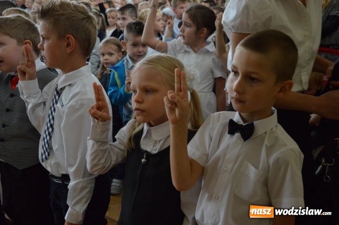 Zdjęcie w galerii na portalu naszwodzislaw.com: Inauguracja nowego roku szkolnego z prezydentem Mieczysławem Kiecą. Pierwszaki otrzymały tyty  wiadomości z regionu