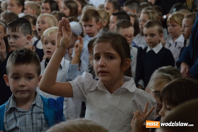 Zdjęcie w galerii na portalu naszwodzislaw.com: Inauguracja nowego roku szkolnego z prezydentem Mieczysławem Kiecą. Pierwszaki otrzymały tyty  wiadomości z regionu
