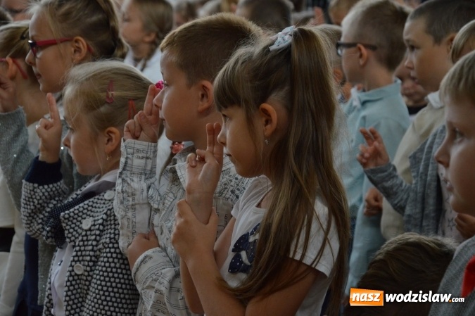 Zdjęcie w galerii na portalu naszwodzislaw.com: Inauguracja nowego roku szkolnego z prezydentem Mieczysławem Kiecą. Pierwszaki otrzymały tyty  wiadomości z regionu
