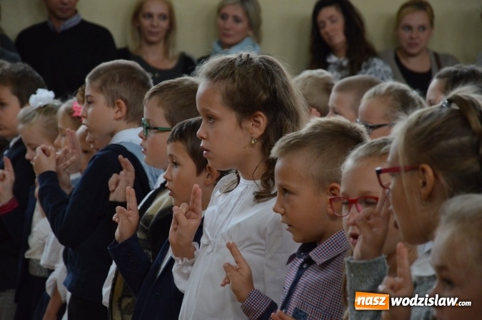 Zdjęcie w galerii na portalu naszwodzislaw.com: Inauguracja nowego roku szkolnego z prezydentem Mieczysławem Kiecą. Pierwszaki otrzymały tyty  wiadomości z regionu