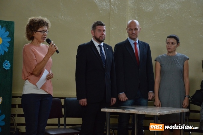 Zdjęcie w galerii na portalu naszwodzislaw.com: Inauguracja nowego roku szkolnego z prezydentem Mieczysławem Kiecą. Pierwszaki otrzymały tyty  wiadomości z regionu