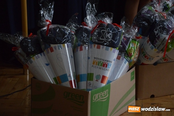 Zdjęcie w galerii na portalu naszwodzislaw.com: Inauguracja nowego roku szkolnego z prezydentem Mieczysławem Kiecą. Pierwszaki otrzymały tyty  wiadomości z regionu