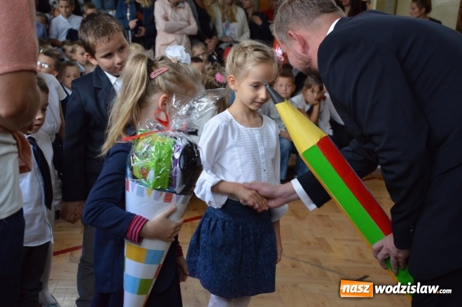 Zdjęcie w galerii na portalu naszwodzislaw.com: Inauguracja nowego roku szkolnego z prezydentem Mieczysławem Kiecą. Pierwszaki otrzymały tyty  wiadomości z regionu