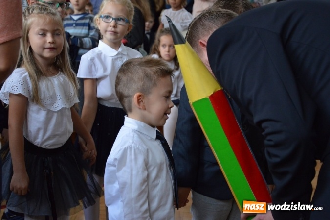Zdjęcie w galerii na portalu naszwodzislaw.com: Inauguracja nowego roku szkolnego z prezydentem Mieczysławem Kiecą. Pierwszaki otrzymały tyty  wiadomości z regionu