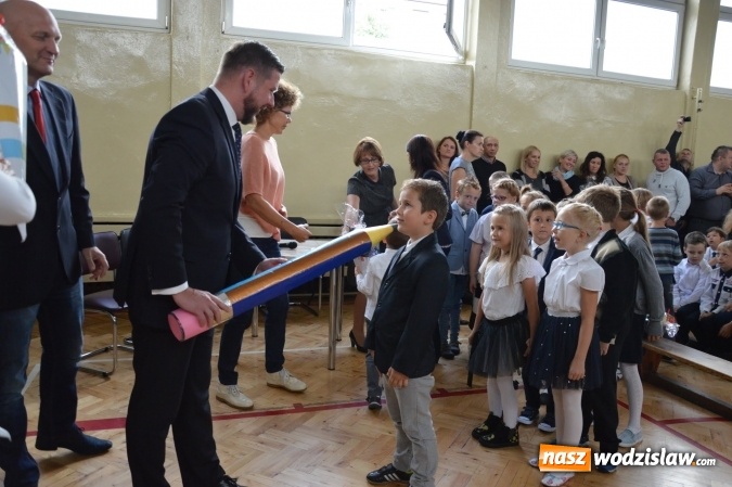 Zdjęcie w galerii na portalu naszwodzislaw.com: Inauguracja nowego roku szkolnego z prezydentem Mieczysławem Kiecą. Pierwszaki otrzymały tyty  wiadomości z regionu