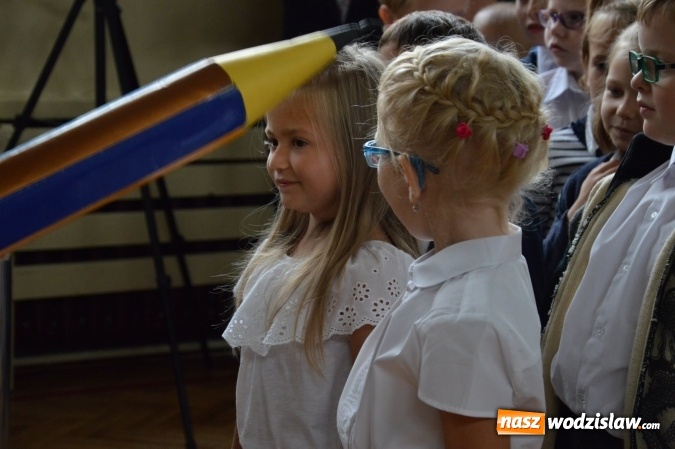 Zdjęcie w galerii na portalu naszwodzislaw.com: Inauguracja nowego roku szkolnego z prezydentem Mieczysławem Kiecą. Pierwszaki otrzymały tyty  wiadomości z regionu