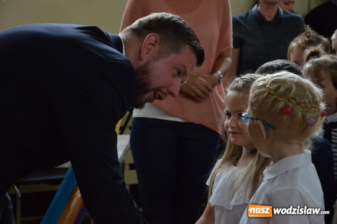 Zdjęcie w galerii na portalu naszwodzislaw.com: Inauguracja nowego roku szkolnego z prezydentem Mieczysławem Kiecą. Pierwszaki otrzymały tyty  wiadomości z regionu