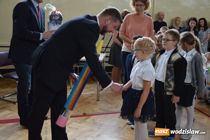 Zdjęcie w galerii na portalu naszwodzislaw.com: Inauguracja nowego roku szkolnego z prezydentem Mieczysławem Kiecą. Pierwszaki otrzymały tyty  wiadomości z regionu