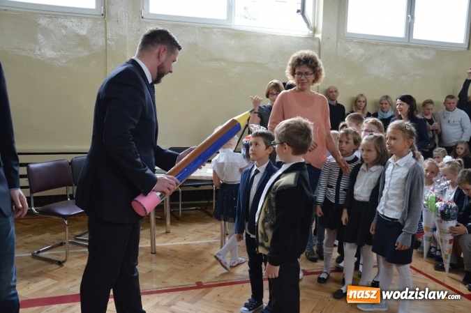 Zdjęcie w galerii na portalu naszwodzislaw.com: Inauguracja nowego roku szkolnego z prezydentem Mieczysławem Kiecą. Pierwszaki otrzymały tyty  wiadomości z regionu
