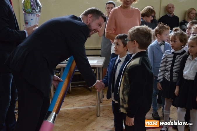 Zdjęcie w galerii na portalu naszwodzislaw.com: Inauguracja nowego roku szkolnego z prezydentem Mieczysławem Kiecą. Pierwszaki otrzymały tyty  wiadomości z regionu