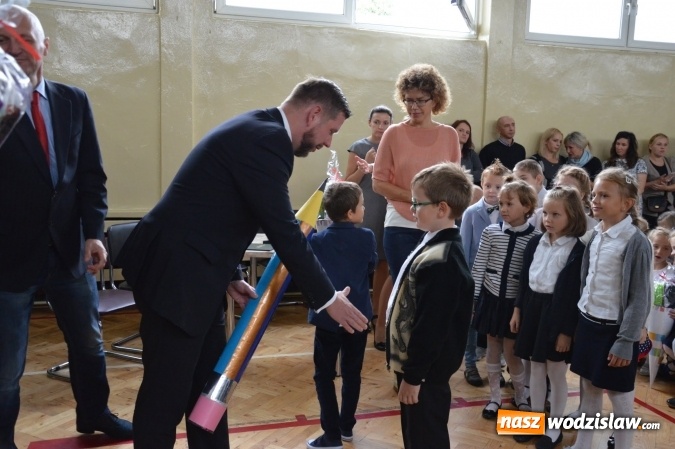 Zdjęcie w galerii na portalu naszwodzislaw.com: Inauguracja nowego roku szkolnego z prezydentem Mieczysławem Kiecą. Pierwszaki otrzymały tyty  wiadomości z regionu