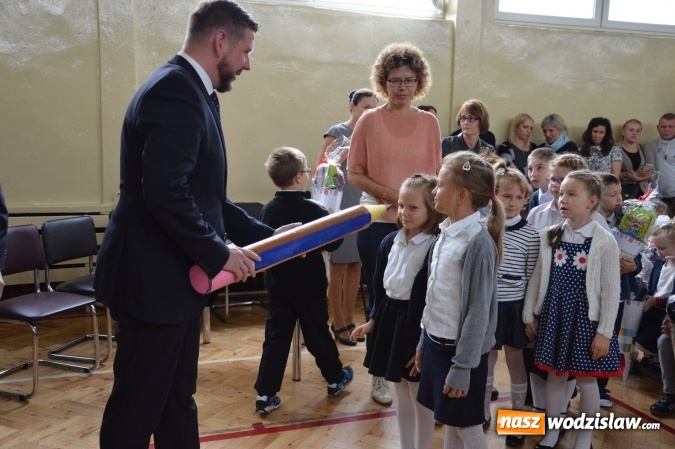 Zdjęcie w galerii na portalu naszwodzislaw.com: Inauguracja nowego roku szkolnego z prezydentem Mieczysławem Kiecą. Pierwszaki otrzymały tyty  wiadomości z regionu