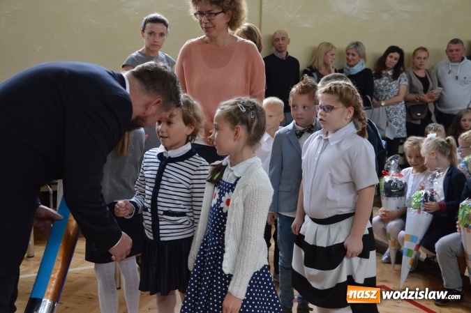 Zdjęcie w galerii na portalu naszwodzislaw.com: Inauguracja nowego roku szkolnego z prezydentem Mieczysławem Kiecą. Pierwszaki otrzymały tyty  wiadomości z regionu