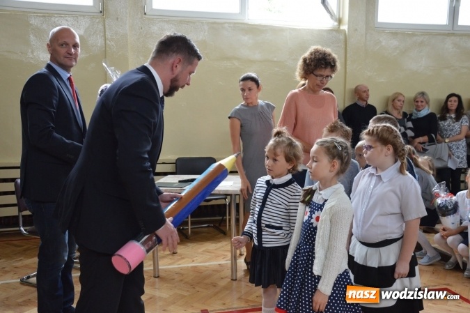 Zdjęcie w galerii na portalu naszwodzislaw.com: Inauguracja nowego roku szkolnego z prezydentem Mieczysławem Kiecą. Pierwszaki otrzymały tyty  wiadomości z regionu