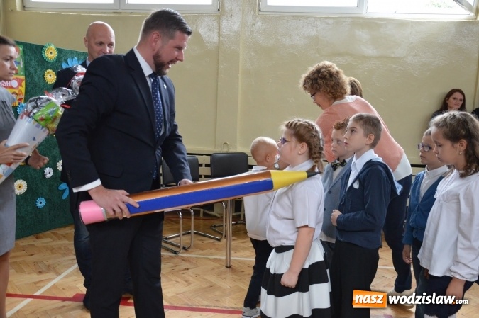 Zdjęcie w galerii na portalu naszwodzislaw.com: Inauguracja nowego roku szkolnego z prezydentem Mieczysławem Kiecą. Pierwszaki otrzymały tyty  wiadomości z regionu