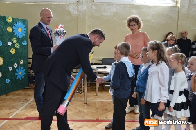 Zdjęcie w galerii na portalu naszwodzislaw.com: Inauguracja nowego roku szkolnego z prezydentem Mieczysławem Kiecą. Pierwszaki otrzymały tyty  wiadomości z regionu