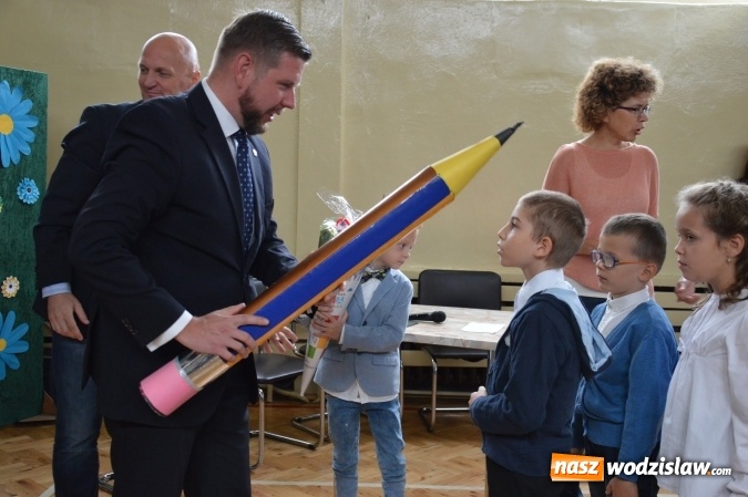 Zdjęcie w galerii na portalu naszwodzislaw.com: Inauguracja nowego roku szkolnego z prezydentem Mieczysławem Kiecą. Pierwszaki otrzymały tyty  wiadomości z regionu