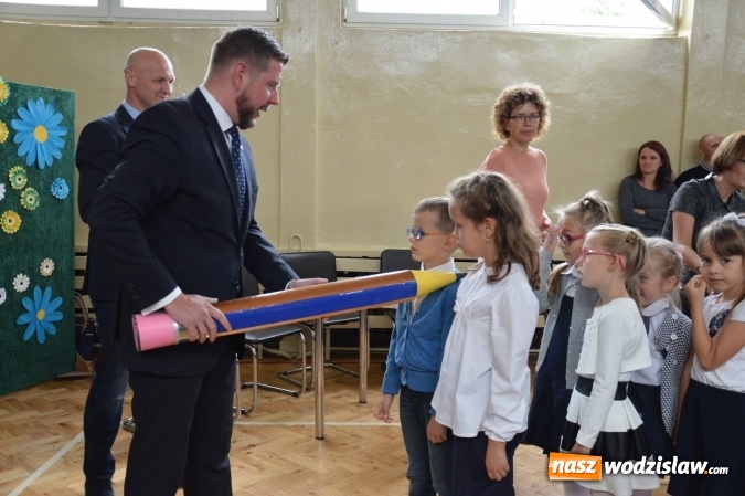 Zdjęcie w galerii na portalu naszwodzislaw.com: Inauguracja nowego roku szkolnego z prezydentem Mieczysławem Kiecą. Pierwszaki otrzymały tyty  wiadomości z regionu