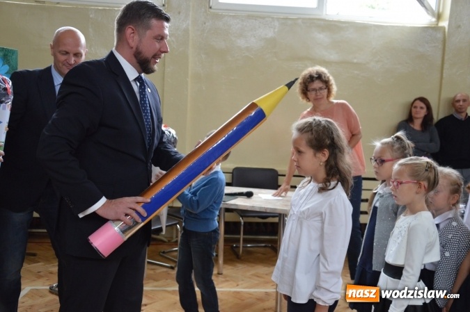 Zdjęcie w galerii na portalu naszwodzislaw.com: Inauguracja nowego roku szkolnego z prezydentem Mieczysławem Kiecą. Pierwszaki otrzymały tyty  wiadomości z regionu