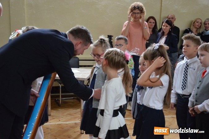 Zdjęcie w galerii na portalu naszwodzislaw.com: Inauguracja nowego roku szkolnego z prezydentem Mieczysławem Kiecą. Pierwszaki otrzymały tyty  wiadomości z regionu