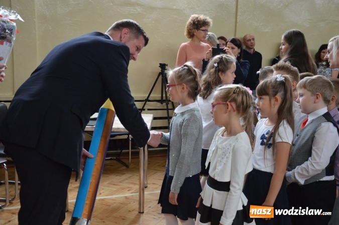 Zdjęcie w galerii na portalu naszwodzislaw.com: Inauguracja nowego roku szkolnego z prezydentem Mieczysławem Kiecą. Pierwszaki otrzymały tyty  wiadomości z regionu