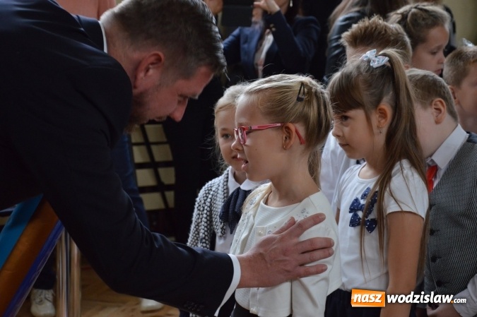 Zdjęcie w galerii na portalu naszwodzislaw.com: Inauguracja nowego roku szkolnego z prezydentem Mieczysławem Kiecą. Pierwszaki otrzymały tyty  wiadomości z regionu