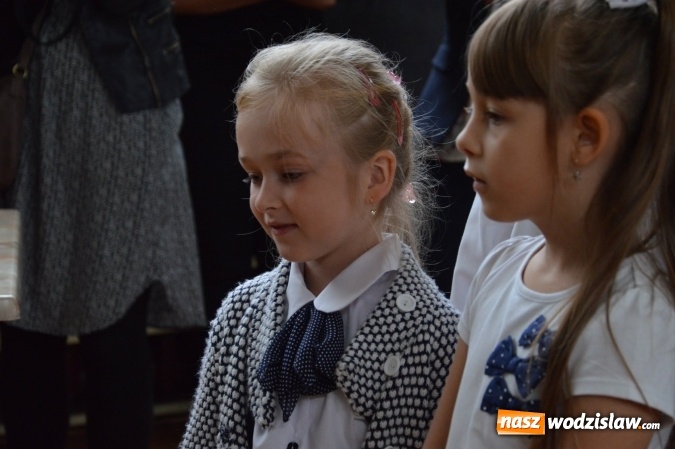 Zdjęcie w galerii na portalu naszwodzislaw.com: Inauguracja nowego roku szkolnego z prezydentem Mieczysławem Kiecą. Pierwszaki otrzymały tyty  wiadomości z regionu