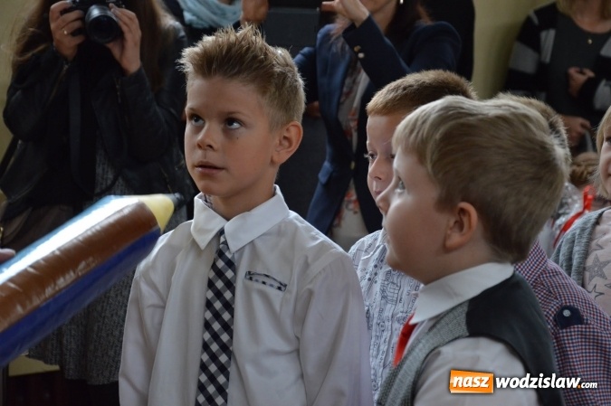 Zdjęcie w galerii na portalu naszwodzislaw.com: Inauguracja nowego roku szkolnego z prezydentem Mieczysławem Kiecą. Pierwszaki otrzymały tyty  wiadomości z regionu