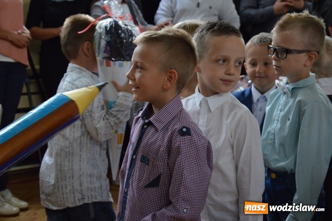 Zdjęcie w galerii na portalu naszwodzislaw.com: Inauguracja nowego roku szkolnego z prezydentem Mieczysławem Kiecą. Pierwszaki otrzymały tyty  wiadomości z regionu