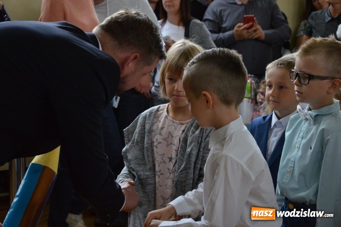 Zdjęcie w galerii na portalu naszwodzislaw.com: Inauguracja nowego roku szkolnego z prezydentem Mieczysławem Kiecą. Pierwszaki otrzymały tyty  wiadomości z regionu