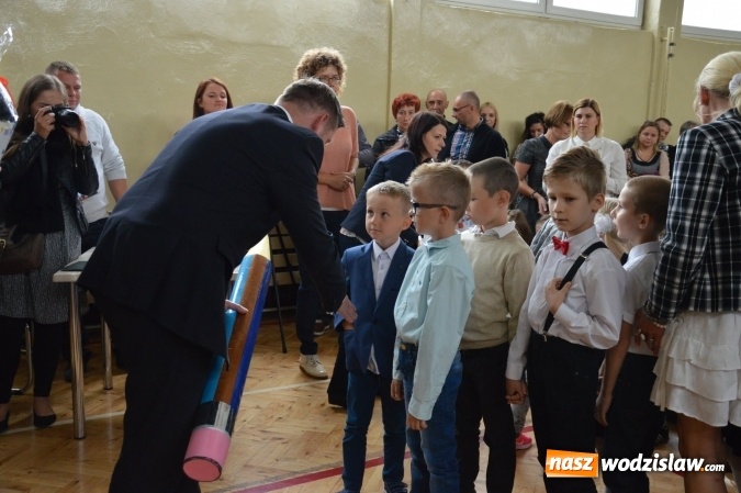 Zdjęcie w galerii na portalu naszwodzislaw.com: Inauguracja nowego roku szkolnego z prezydentem Mieczysławem Kiecą. Pierwszaki otrzymały tyty  wiadomości z regionu