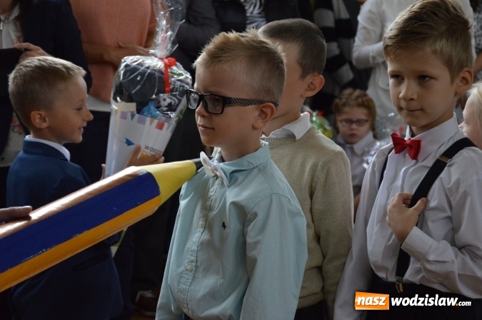 Zdjęcie w galerii na portalu naszwodzislaw.com: Inauguracja nowego roku szkolnego z prezydentem Mieczysławem Kiecą. Pierwszaki otrzymały tyty  wiadomości z regionu