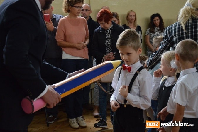 Zdjęcie w galerii na portalu naszwodzislaw.com: Inauguracja nowego roku szkolnego z prezydentem Mieczysławem Kiecą. Pierwszaki otrzymały tyty  wiadomości z regionu