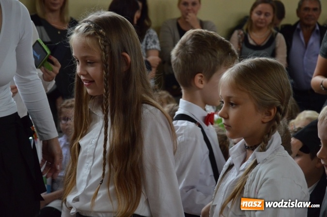 Zdjęcie w galerii na portalu naszwodzislaw.com: Inauguracja nowego roku szkolnego z prezydentem Mieczysławem Kiecą. Pierwszaki otrzymały tyty  wiadomości z regionu