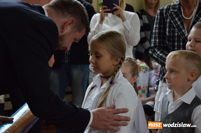 Zdjęcie w galerii na portalu naszwodzislaw.com: Inauguracja nowego roku szkolnego z prezydentem Mieczysławem Kiecą. Pierwszaki otrzymały tyty  wiadomości z regionu