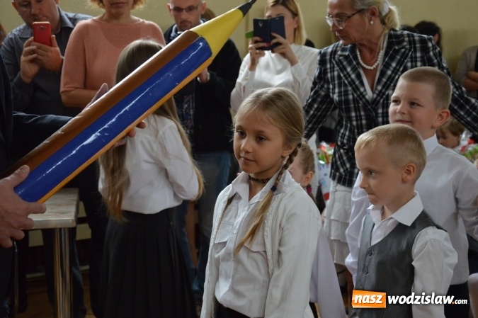 Zdjęcie w galerii na portalu naszwodzislaw.com: Inauguracja nowego roku szkolnego z prezydentem Mieczysławem Kiecą. Pierwszaki otrzymały tyty  wiadomości z regionu