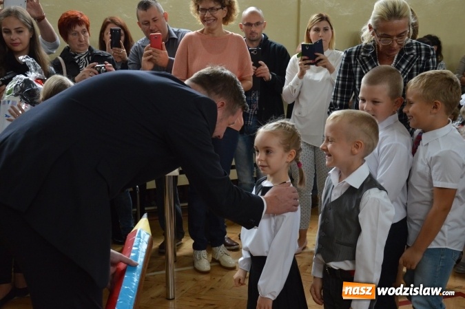 Zdjęcie w galerii na portalu naszwodzislaw.com: Inauguracja nowego roku szkolnego z prezydentem Mieczysławem Kiecą. Pierwszaki otrzymały tyty  wiadomości z regionu