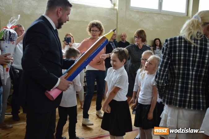 Zdjęcie w galerii na portalu naszwodzislaw.com: Inauguracja nowego roku szkolnego z prezydentem Mieczysławem Kiecą. Pierwszaki otrzymały tyty  wiadomości z regionu