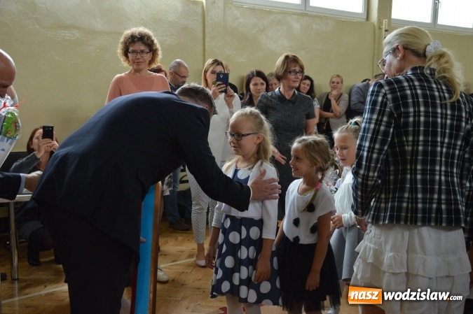 Zdjęcie w galerii na portalu naszwodzislaw.com: Inauguracja nowego roku szkolnego z prezydentem Mieczysławem Kiecą. Pierwszaki otrzymały tyty  wiadomości z regionu