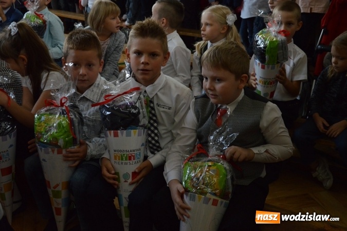 Zdjęcie w galerii na portalu naszwodzislaw.com: Inauguracja nowego roku szkolnego z prezydentem Mieczysławem Kiecą. Pierwszaki otrzymały tyty  wiadomości z regionu