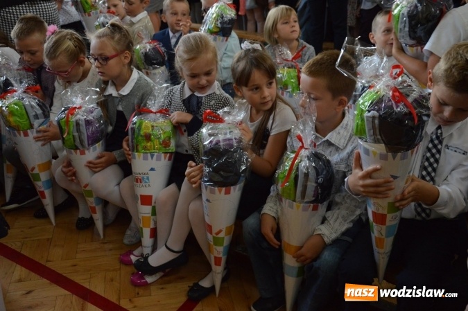 Zdjęcie w galerii na portalu naszwodzislaw.com: Inauguracja nowego roku szkolnego z prezydentem Mieczysławem Kiecą. Pierwszaki otrzymały tyty  wiadomości z regionu
