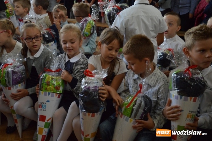 Zdjęcie w galerii na portalu naszwodzislaw.com: Inauguracja nowego roku szkolnego z prezydentem Mieczysławem Kiecą. Pierwszaki otrzymały tyty  wiadomości z regionu