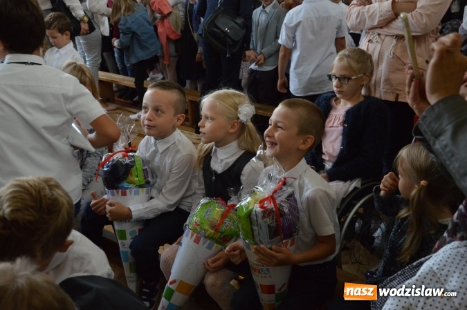 Zdjęcie w galerii na portalu naszwodzislaw.com: Inauguracja nowego roku szkolnego z prezydentem Mieczysławem Kiecą. Pierwszaki otrzymały tyty  wiadomości z regionu