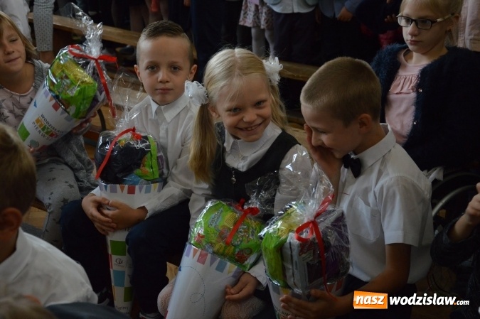 Zdjęcie w galerii na portalu naszwodzislaw.com: Inauguracja nowego roku szkolnego z prezydentem Mieczysławem Kiecą. Pierwszaki otrzymały tyty  wiadomości z regionu