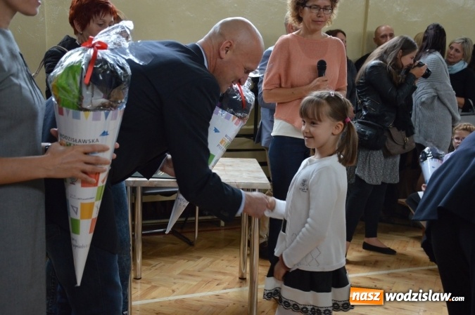 Zdjęcie w galerii na portalu naszwodzislaw.com: Inauguracja nowego roku szkolnego z prezydentem Mieczysławem Kiecą. Pierwszaki otrzymały tyty  wiadomości z regionu
